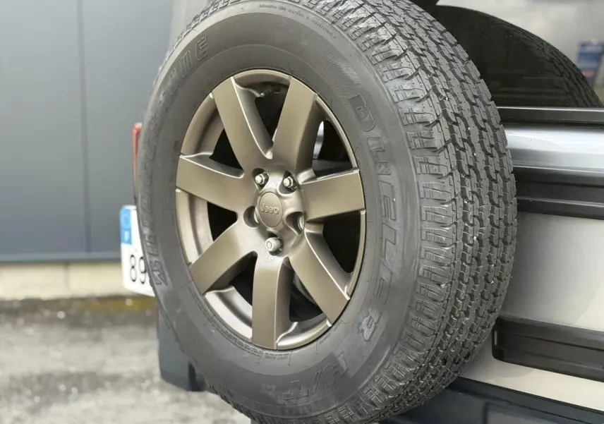 Gros plan sur la roue de secours Billet Silver du Jeep Wrangler 2.8 CRD 200 Unlimited Golden Eagle à l'arrière droit.