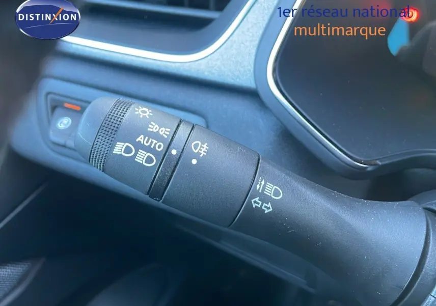 Gros plan sur la commande des feux et clignotants dans l'habitacle du Renault Captur blanc nacré 2025.