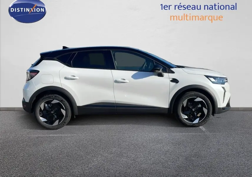 Profil côté gauche d'un Renault Captur E-Tech hybride blanc nacré avec toit noir et jantes noires 18 pouces.
