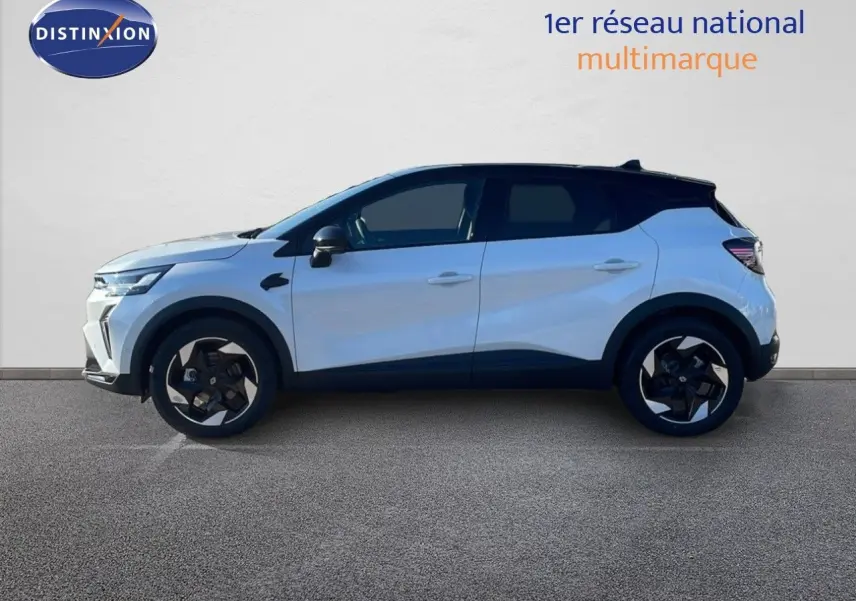 Profil côté gauche du Renault Captur E-Tech hybride 2025 blanc nacré avec toit noir et jantes noires distinctives.