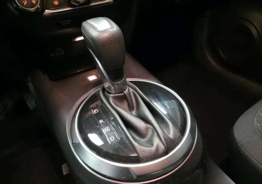 Le levier de boîte automatique noir et argenté du Nissan Juke 2023, vue rapprochée de la console centrale.