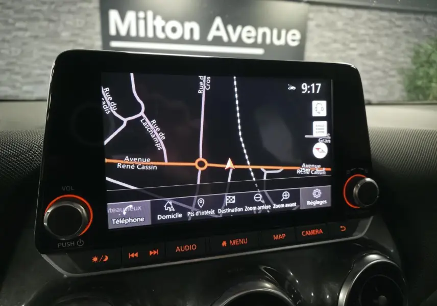 Écran tactile 8 pouces du système de navigation Nissan Juke 2023 affichant une carte avec options tactiles.