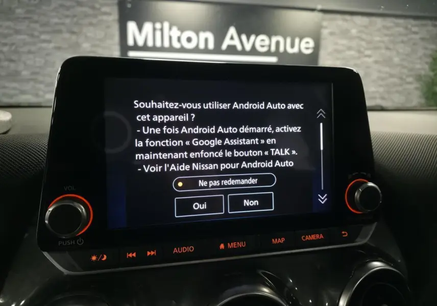 Écran tactile central du Nissan Juke gris 2023 affichant l'interface Android Auto dans l'habitacle.