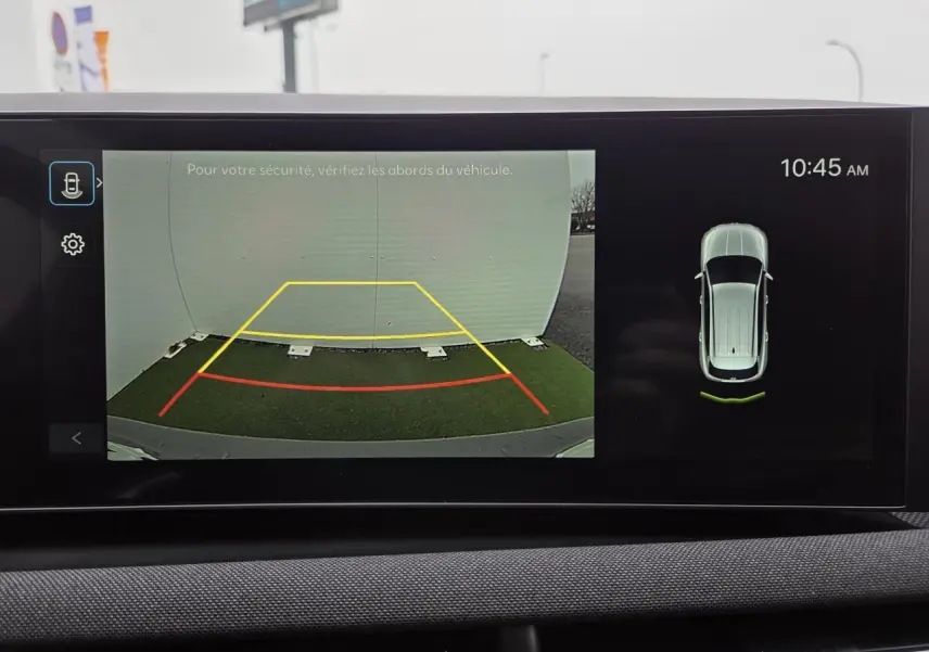 Écran multimédia du Hyundai Tucson 2025 affichant la caméra de recul avec lignes de guidage et vue du dessus du véhicule.