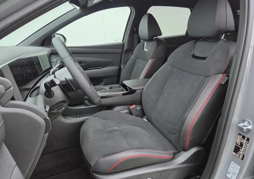 Vue intérieure côté conducteur du Hyundai Tucson 2025 gris Shadow Grey, sièges N Line cuir/alcantara avec surpiqûres rouges.