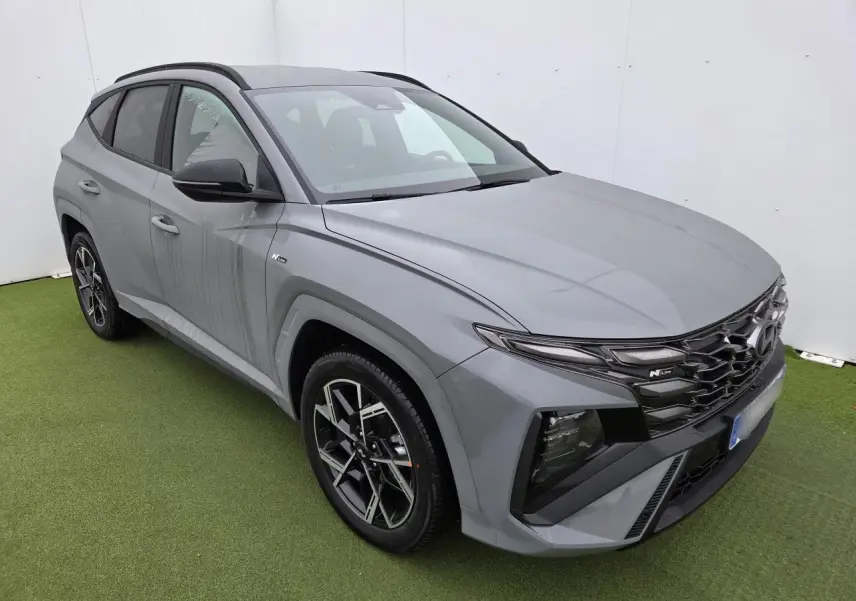 Hyundai Tucson 2025 gris Shadow Grey, vue 3/4 avant droit, calandre N Line et jantes alliage 19 pouces.