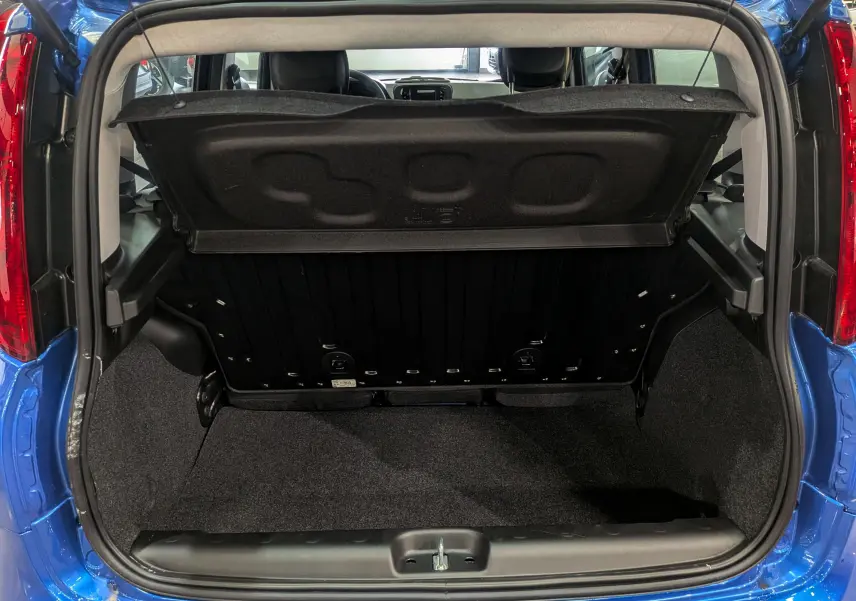 Coffre ouvert vu de l'arrière d'une FIAT Panda 1.0 Hybrid 2025 en Bleu Italia, montrant l'espace de chargement et le cache-bagages.