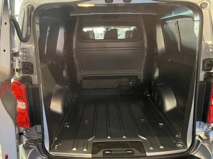 Vue arrière intérieure du FIAT Scudo cabine approfondie gris Artense, montrant l'espace de chargement vide et la cloison séparatrice.