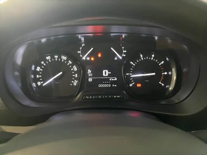 Tableau de bord du FIAT Scudo cabine approfondie 2022, affichage digital et compteurs analogiques vus de face.