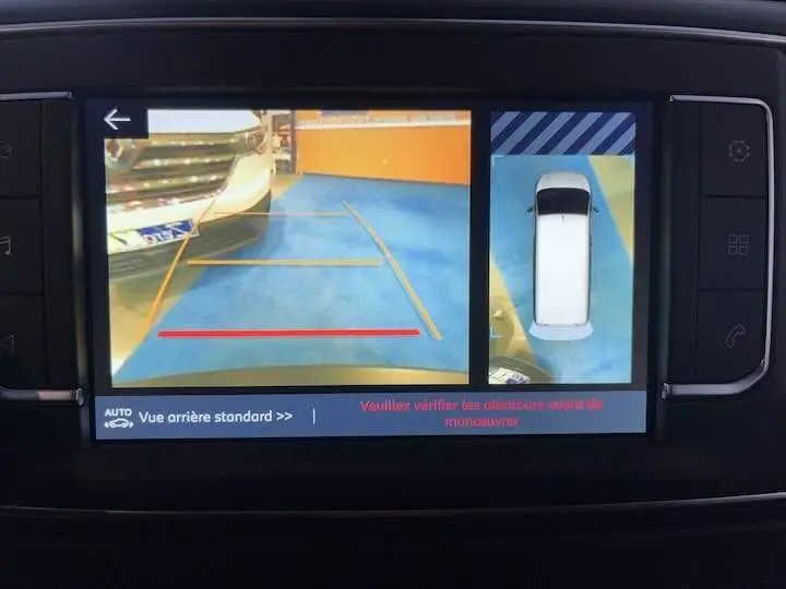 Affichage caméra de recul montrant l’arrière d’un FIAT Scudo gris artsense avec lignes de guidage sur sol bleu.