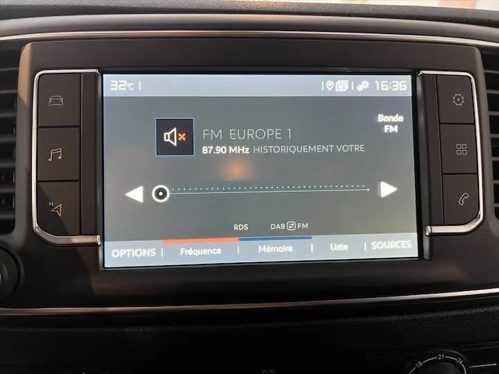 Écran tactile central du tableau de bord du Fiat Scudo gris, affichant la radio FM Europe 1 à 87,90 MHz.