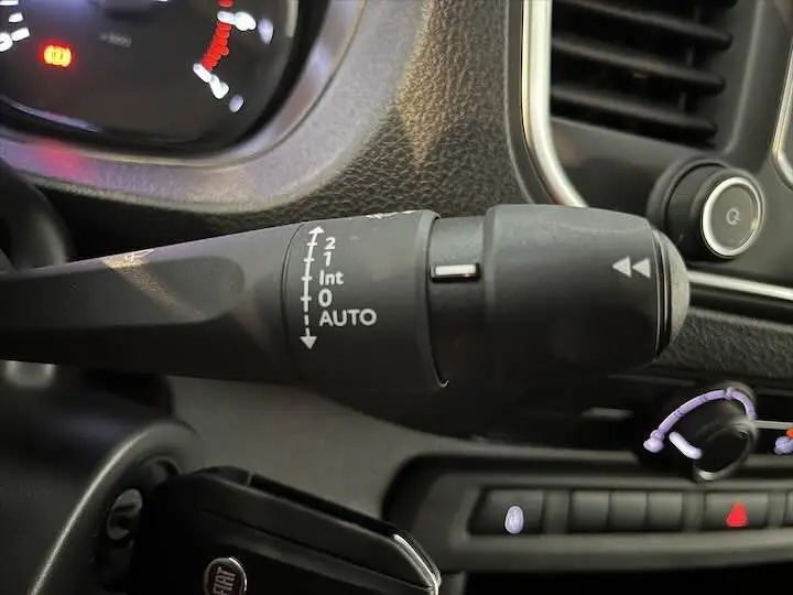 Gros plan sur la commande d'essuie-glace du tableau de bord gris d'un Fiat Scudo Cabine Approfondie 2022.