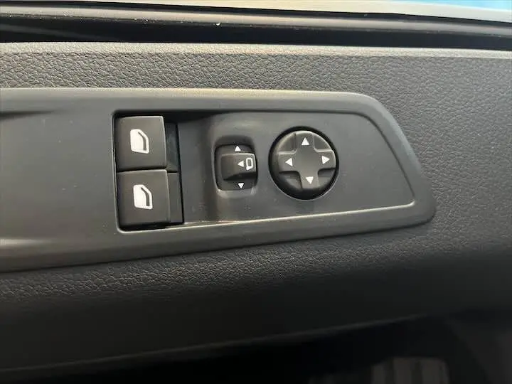 Panneau de commande des rétroviseurs électriques sur portière intérieure noire du Fiat Scudo Cabine Approfondie gris Artense.