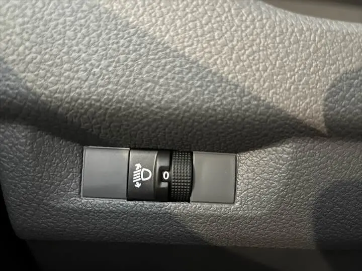 Gros plan sur le réglage de hauteur des phares dans l'habitacle du Fiat Scudo cabine approfondie gris Artense.