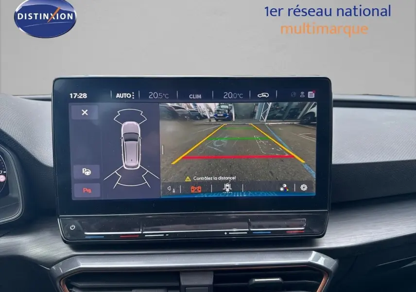 Écran central affichant la caméra de recul et les capteurs de stationnement d'une CUPRA LEON ST gris magnétique.