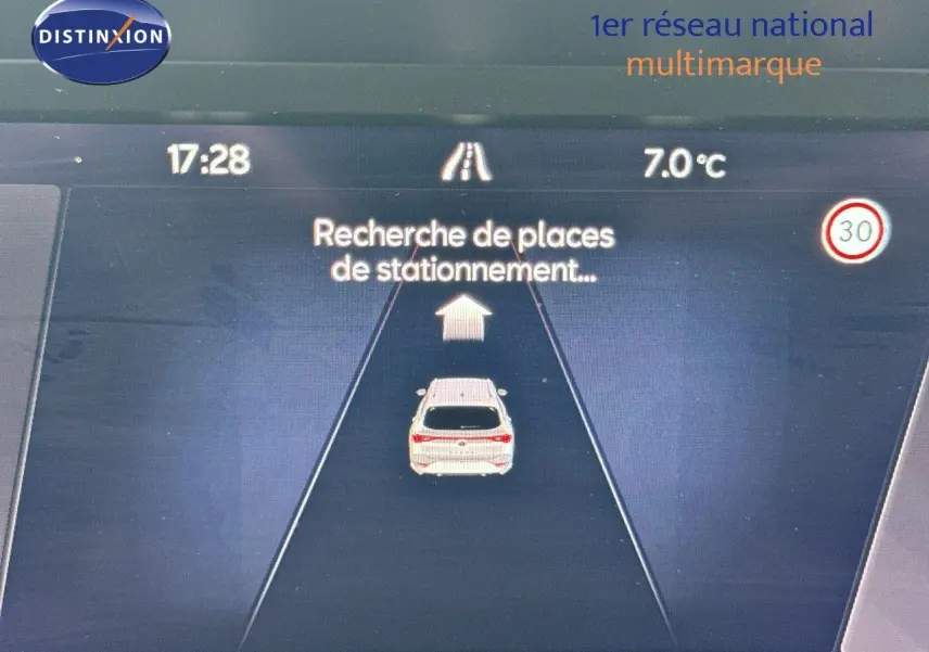 Affichage intérieur du système d'aide au stationnement du CUPRA Leon ST gris magnétique, vue écran tableau de bord.