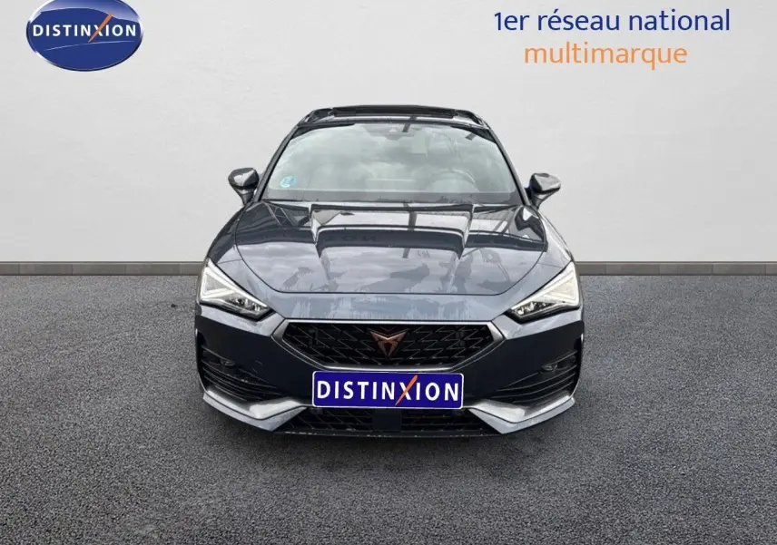 Vue frontale d'une CUPRA LEON ST 1.5 ETSI 150CH DSG gris magnétique métal avec calandre noire et logo distinctif cuivre.