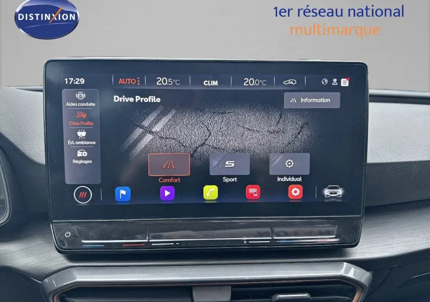 Écran tactile central affichant les modes de conduite dans l'habitacle moderne d'une CUPRA Leon ST 2024.