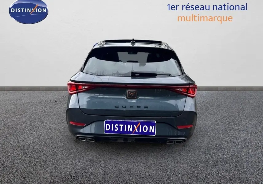 Vue arrière d'une CUPRA LEON ST 2024 gris magnétique métal avec feux LED et double sortie d'échappement intégrée.