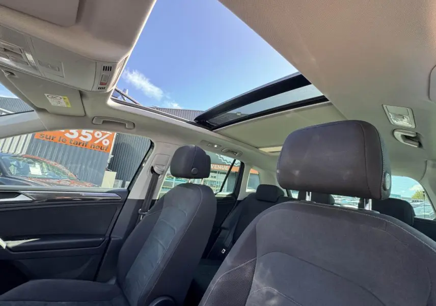 Vue intérieure du Volkswagen Tiguan 2.0 TDI 150 DSG 7 Elegance avec toit ouvrant panoramique et sièges en microfleece gris.
