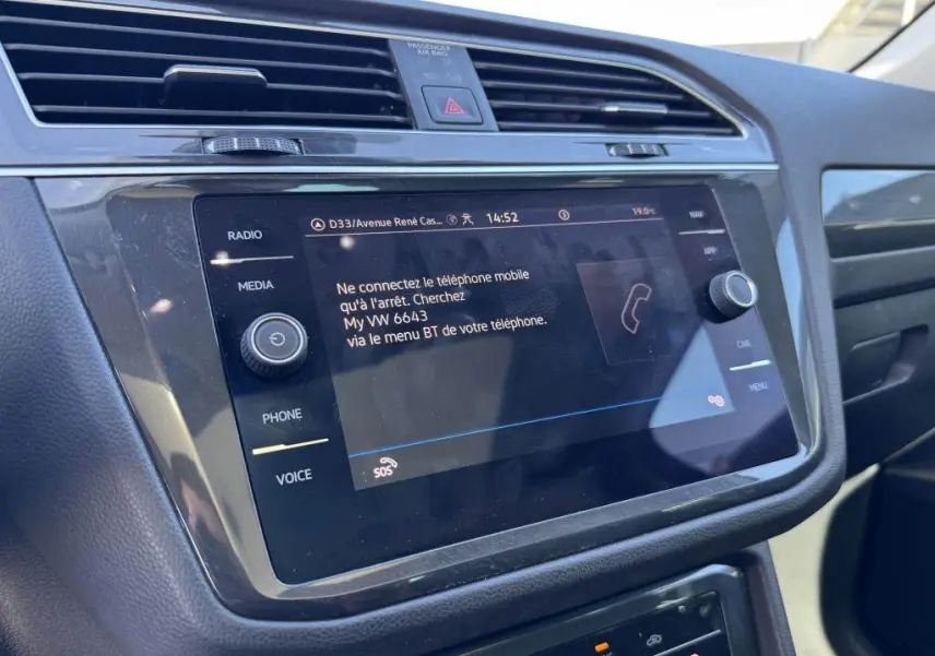Écran tactile central du Volkswagen Tiguan 2.0 TDI 150 DSG 7 Elegance 2021, affichage Bluetooth et commandes autour.