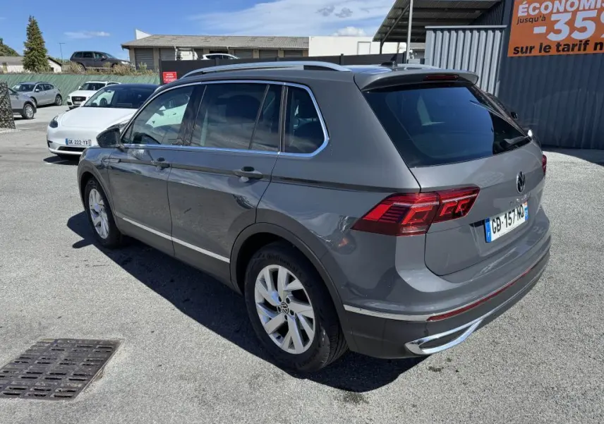 Vue 3/4 arrière droite d'un Volkswagen Tiguan gris Urano avec feux arrière LED et jantes alliage 18 pouces.