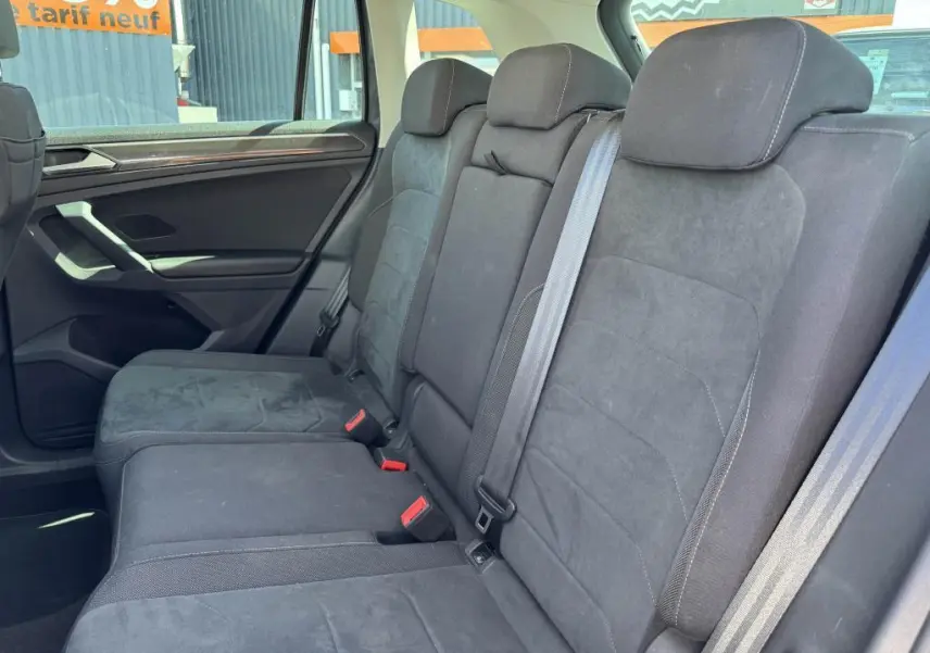 Vue côté gauche des sièges arrière en microfleece gris foncé du Volkswagen Tiguan 2.0 TDI 150 DSG 7 Elegance 2021.