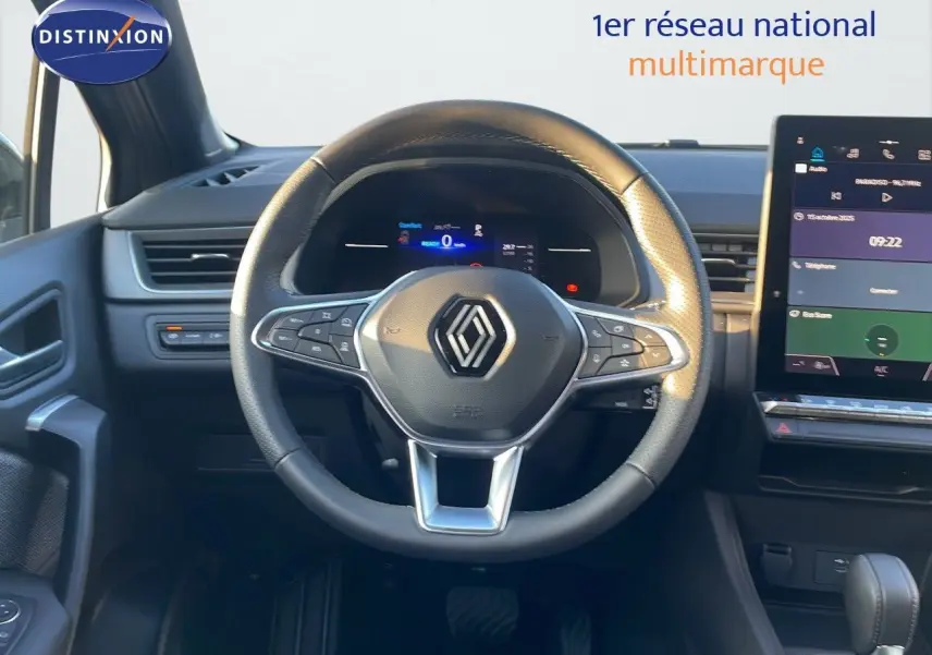 Vue intérieure centrée sur le volant et le tableau de bord du Renault Captur E-Tech gris Cassiopée 2025.