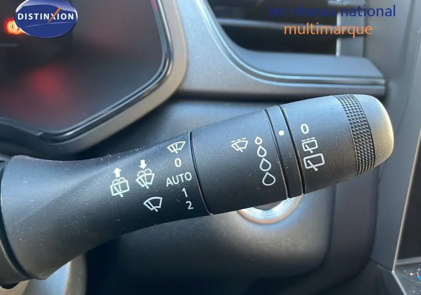 Gros plan sur la commande des essuie-glaces du Renault Captur E-Tech gris Cassiopée, avec symboles blancs visibles.