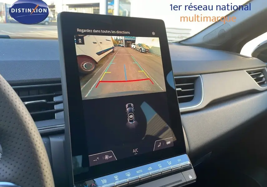 Vue intérieure centrée sur l'écran tactile affichant la caméra de recul du Renault Captur gris Cassiopée 2025.