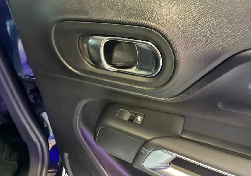 Poignée intérieure et commande de fenêtre côté gauche du Citroën C5 Aircross bleu Eclipse Metal, finition cuir noir.