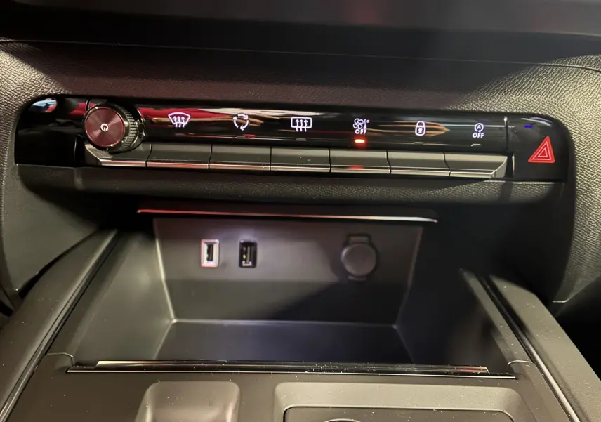 Détail de la console centrale du Citroën C5 Aircross 2025 avec commandes climatisation et ports USB visibles.