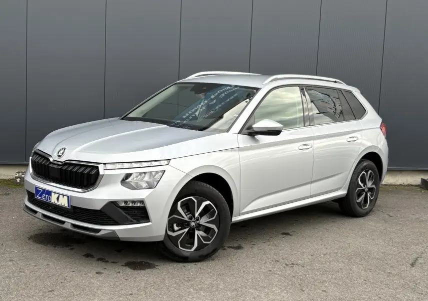 Skoda Kamiq gris argent vu en 3/4 avant droit avec jantes alliage et vitres surteintées.