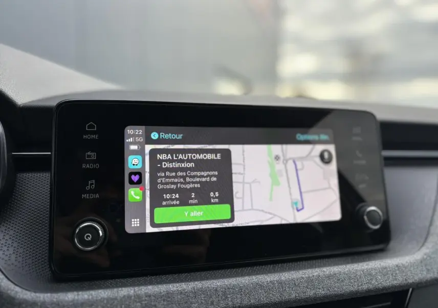 Écran tactile central du Skoda Kamiq 2025 affichant la navigation Apple Car Play avec carte et itinéraire.
