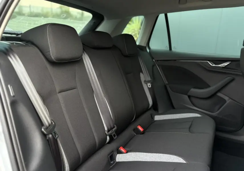 Vue latérale droite de la banquette arrière noire avec surpiqûres grises du Skoda Kamiq 2025.