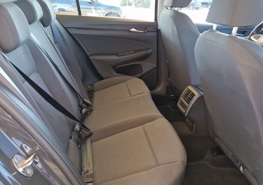 Vue intérieure côté gauche sur les sièges arrière gris d'une Volkswagen Golf A8 2.0 TDI 2023 avec ventilation centrale.