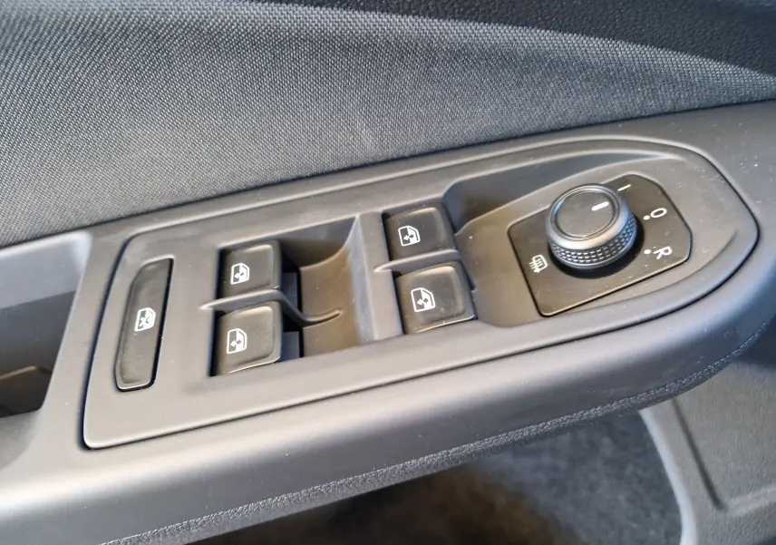 Commande des vitres électriques et réglage des rétroviseurs côté conducteur dans une Volkswagen Golf gris Urano 2023.