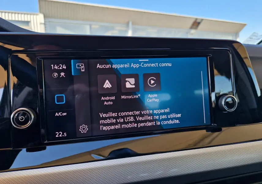 Écran tactile central du tableau de bord de la Volkswagen Golf A8 gris Urano, affichant les options App-Connect.