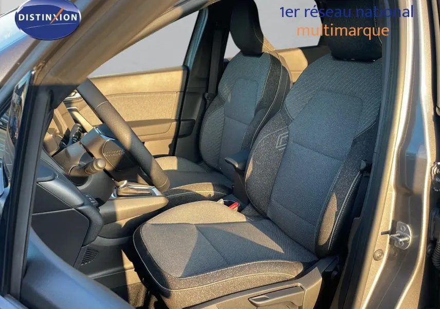 Vue intérieure côté conducteur du Renault Captur gris Cassiopée Métal 2025, sièges en tissu noir et gris.