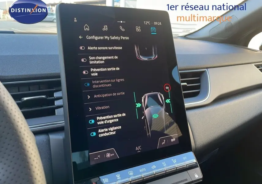 Vue intérieure centrée sur l'écran tactile du tableau de bord du Renault Captur gris Cassiopée Métal 2025.