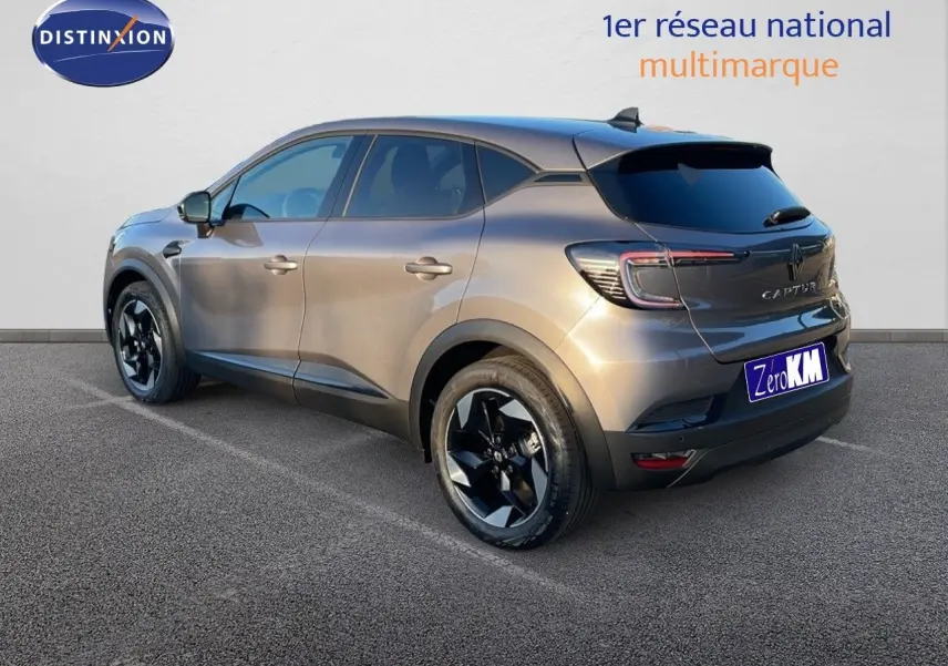 Vue 3/4 arrière droite d'un Renault Captur E-Tech hybride gris cassiopée métallisé avec jantes noires bicolores.