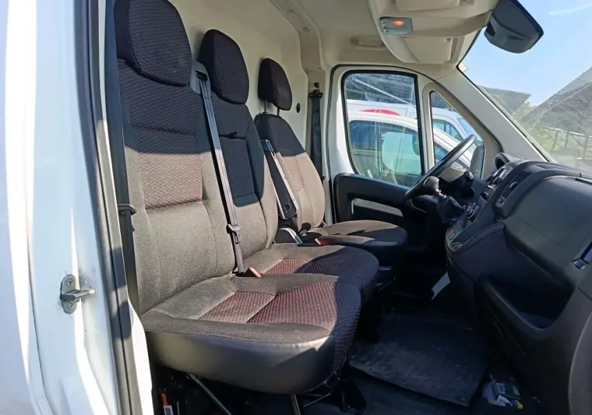Vue intérieure côté conducteur du Citroën Jumper blanc 2020, montrant les sièges avant et le tableau de bord.