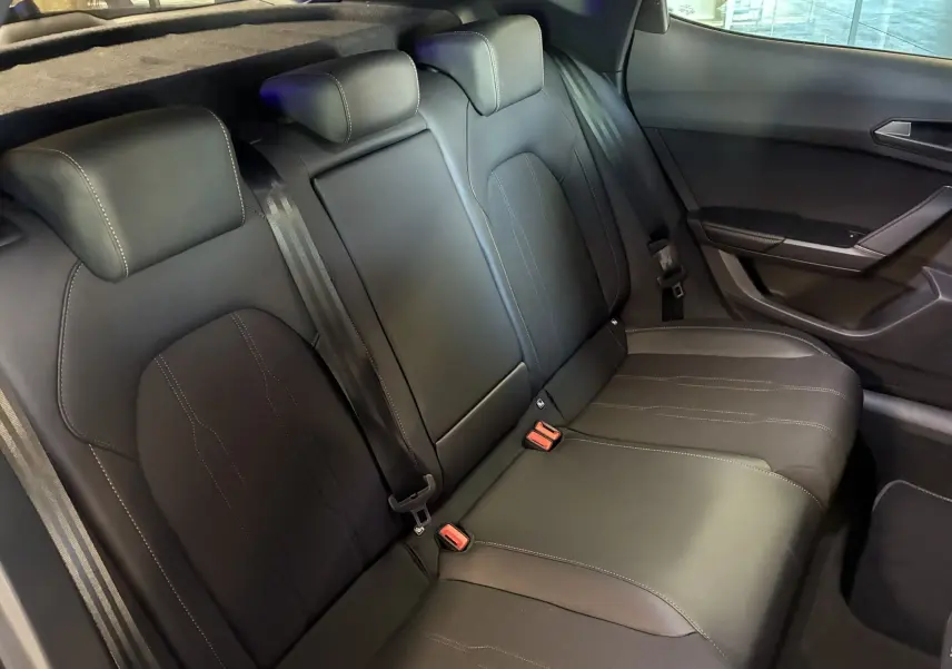 Vue intérieure du siège arrière droit en cuir noir du CUPRA Formentor 1.5 hybride 2024 avec surpiqûres contrastées.