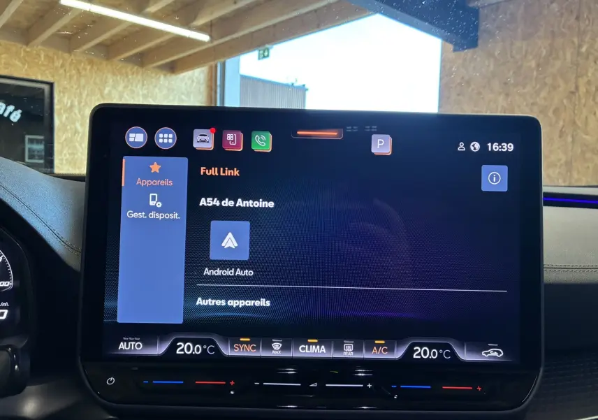 Écran tactile central du CUPRA Formentor gris foncé 2024 affichant la connectivité Android Auto et la climatisation à 20°C.