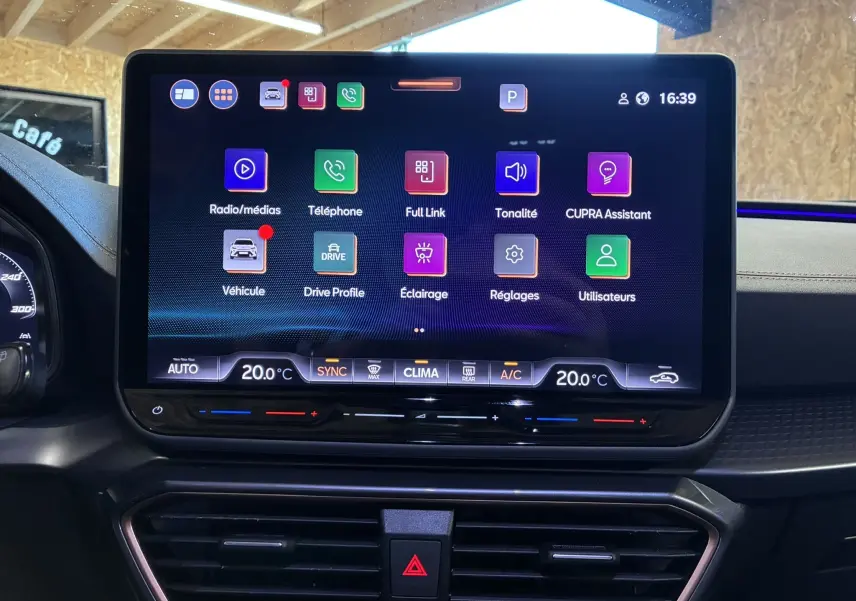 Écran tactile central du tableau de bord du CUPRA Formentor 2024 affichant les réglages multimédia et climatisation.