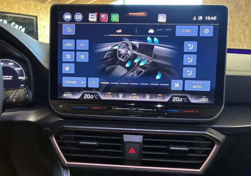 Écran tactile central du tableau de bord du CUPRA Formentor 2024 montrant les réglages de climatisation en intérieur noir.