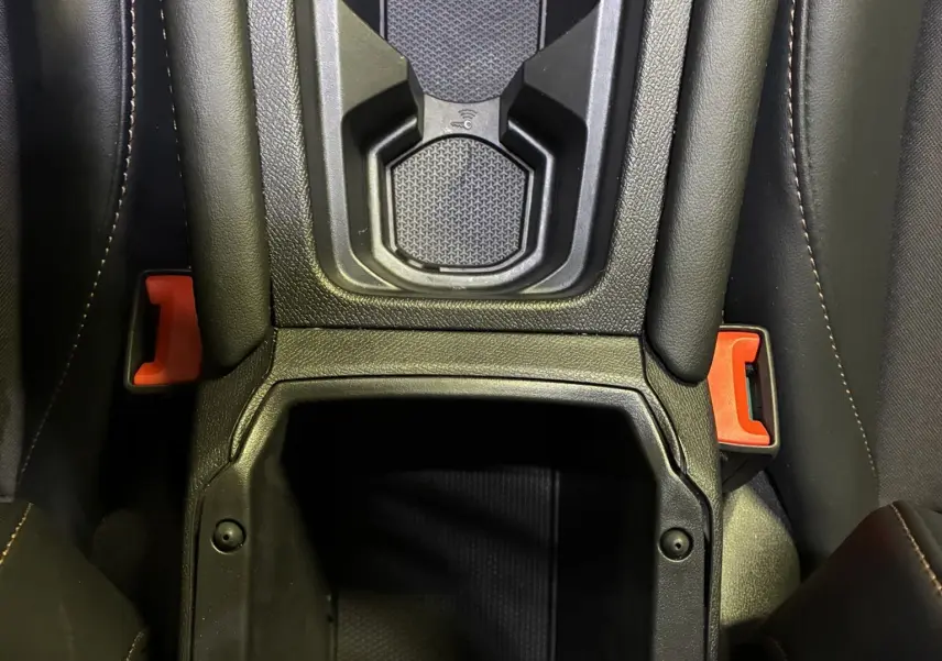 Vue plongeante sur le rangement central noir avec prise 12V et porte-gobelets du CUPRA Formentor gris foncé 2024.