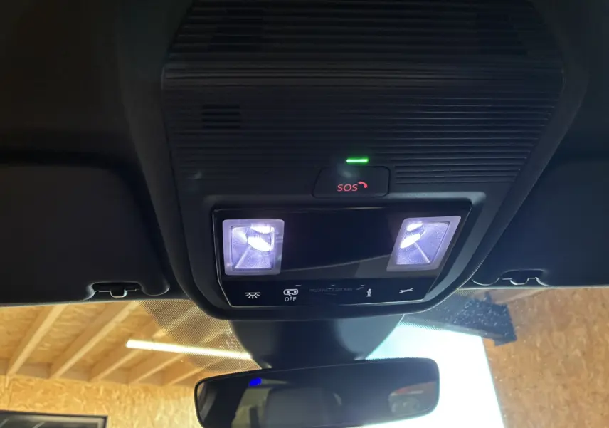 Plafonnier intérieur allumé avec bouton SOS et rétroviseur dans une CUPRA Formentor gris foncé 2024.