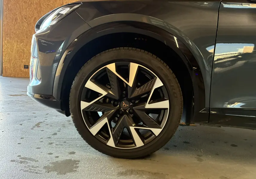 Gros plan sur la roue avant gauche du CUPRA Formentor gris foncé 2024 avec jante bi-ton au design anguleux.