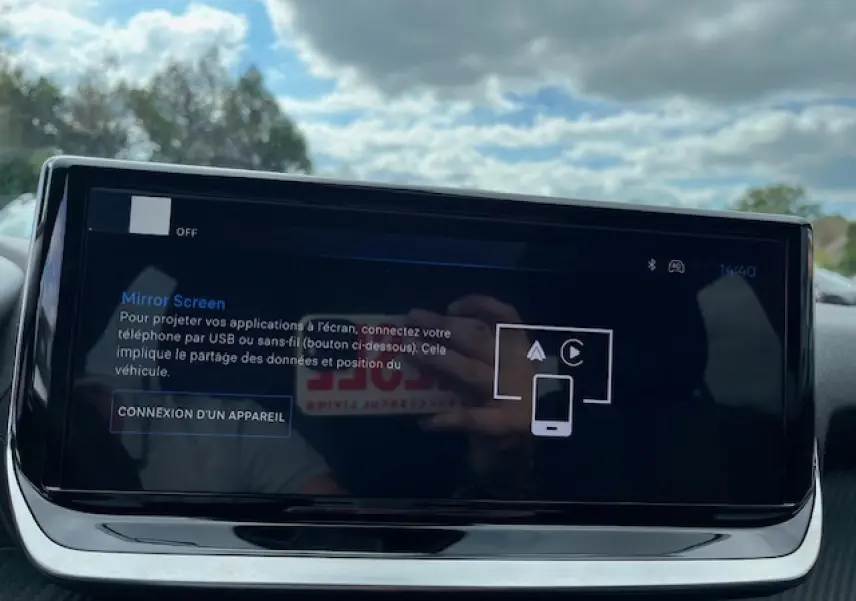 Écran tactile 10 pouces du système multimédia Peugeot 2008 2026 affichant l'interface Mirror Screen.